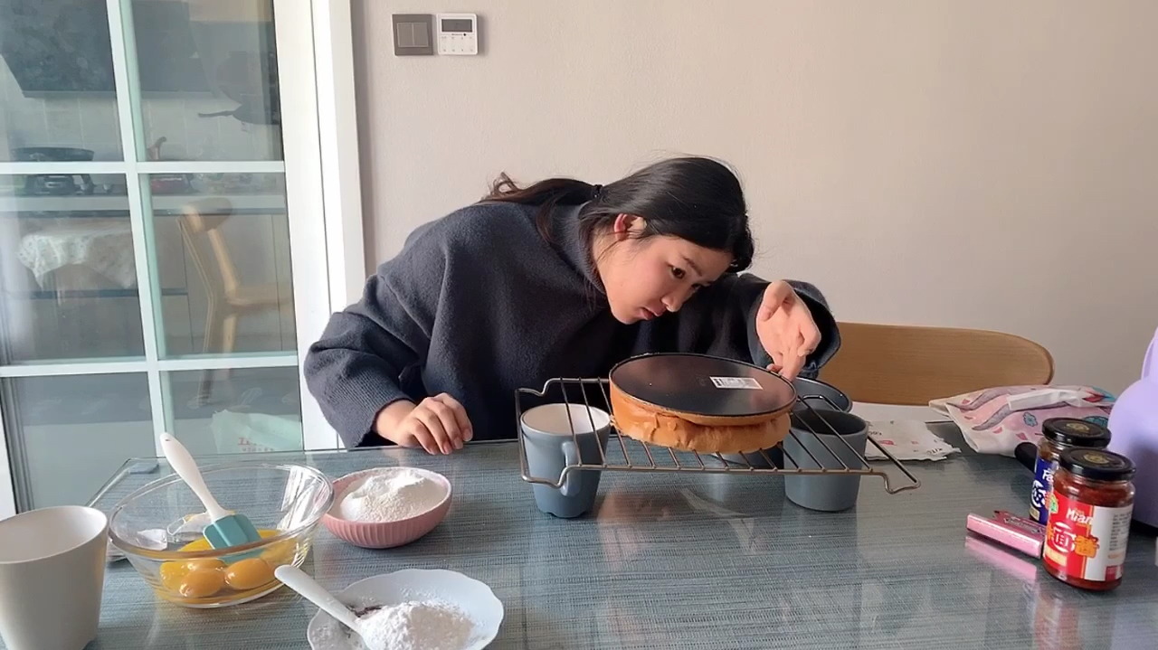 小姐姐终于迎来美食的黑洞,戚风蛋糕怎么做?为什么每次都会塌?