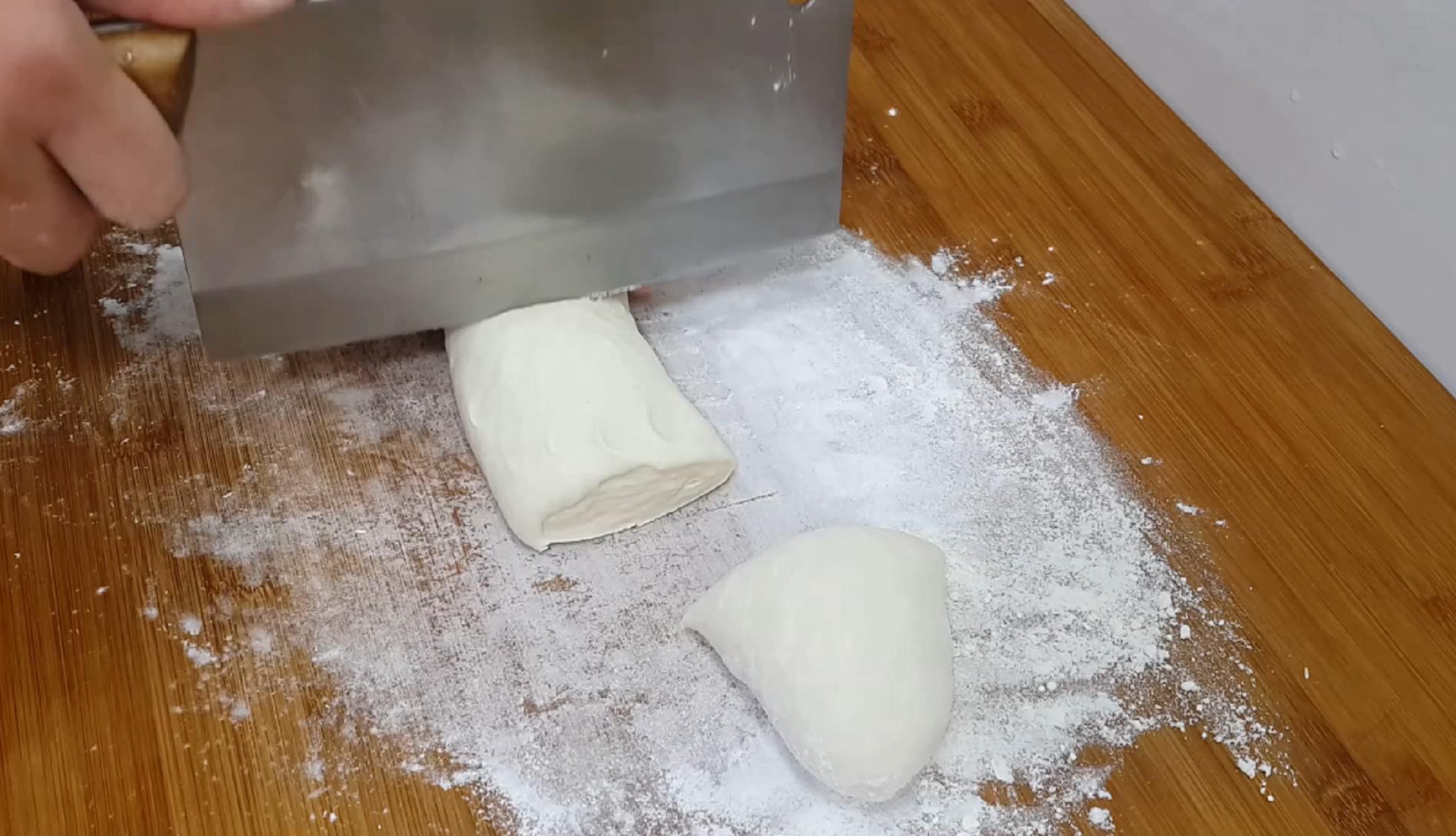 面团醒发半小时后,揉成条状,再切成剂子.