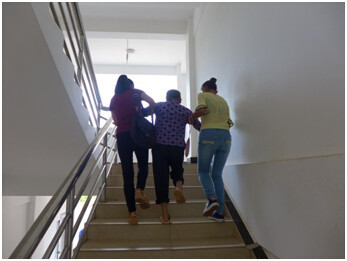 老年人上下楼梯不方便?老年人福音,爬楼神器现身老小区