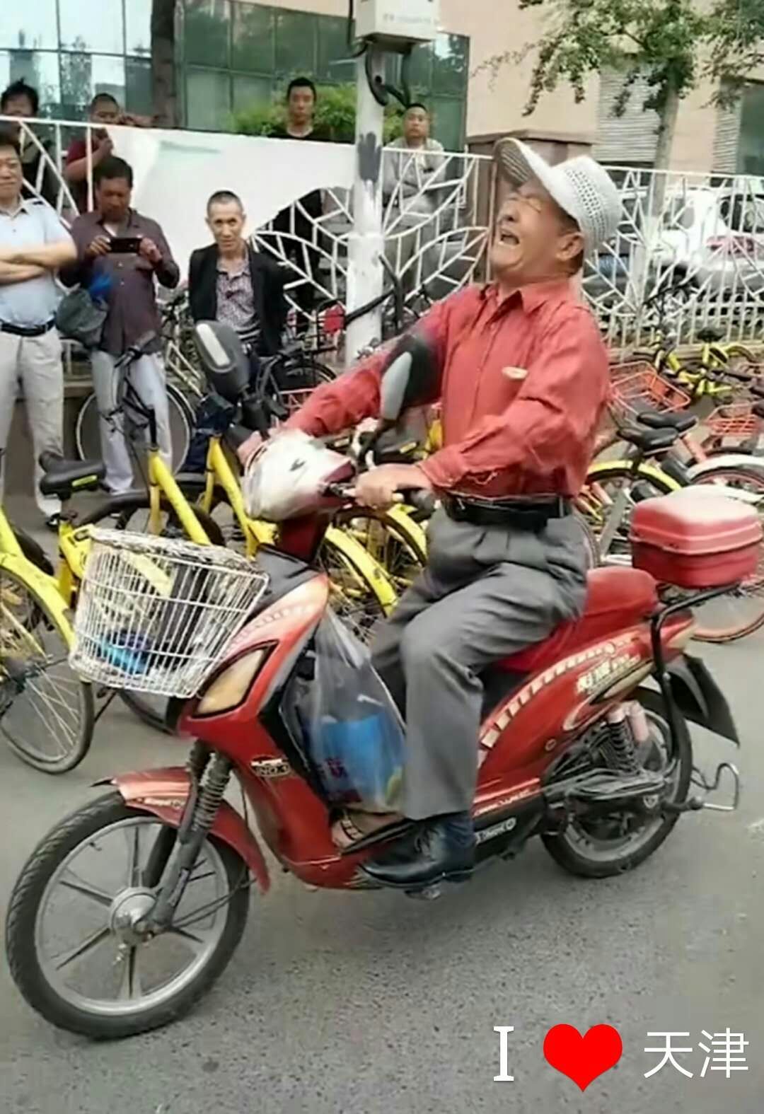 天津网红大爷王金锁,故事都在歌声里