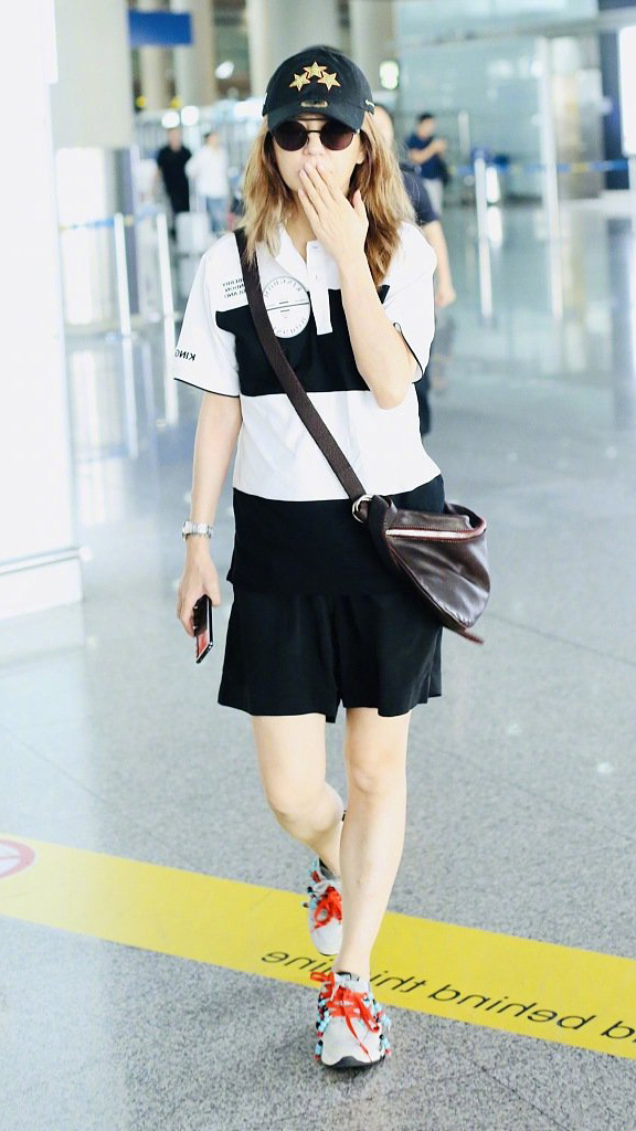 43岁赵薇素颜现身,搭配一套休闲造型,你觉得这状态怎么样?