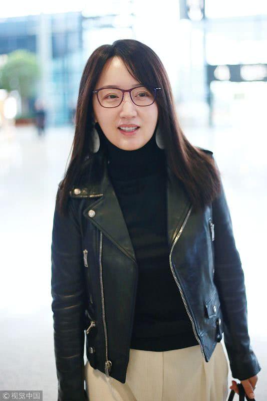 被岁月优待!46岁杨钰莹戴眼镜皮肤水嫩 皮夹克配阔腿裤