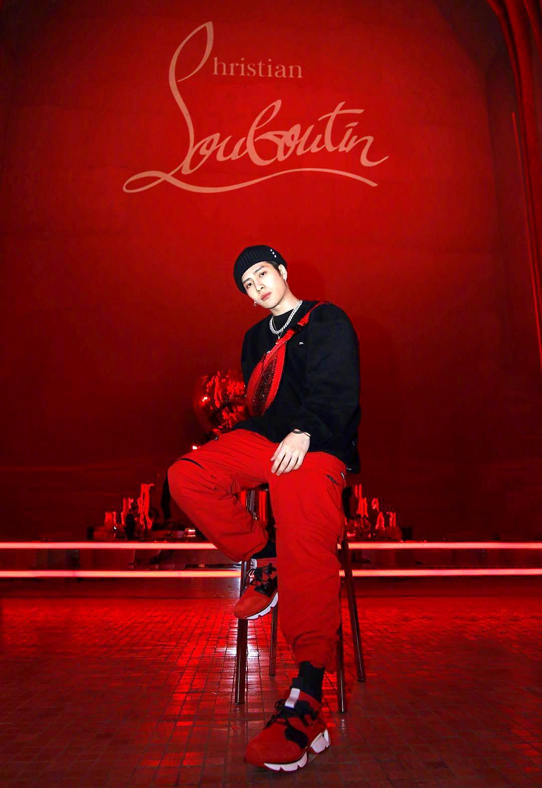 王嘉尔参加好友婚礼并担任伴郎,西装帅气笑容甜