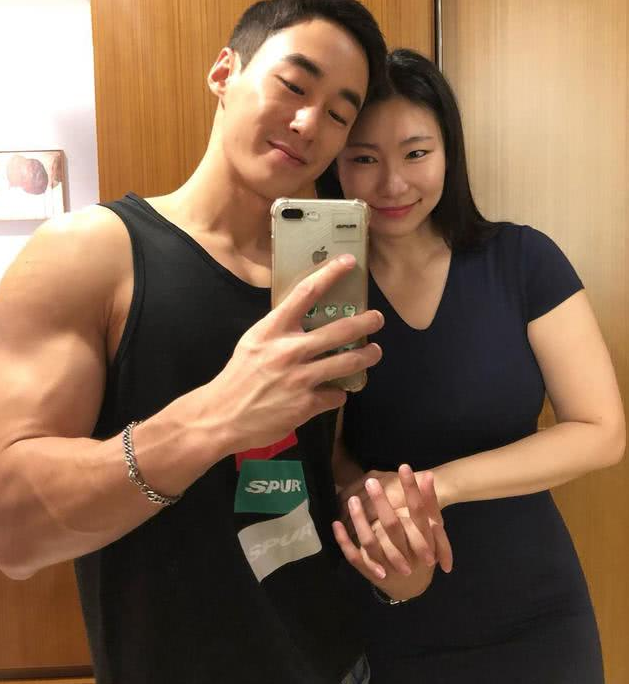 韩国健身网红李殷娜,坚持撸铁练就"蜜桃臀",收获小鲜肉男友