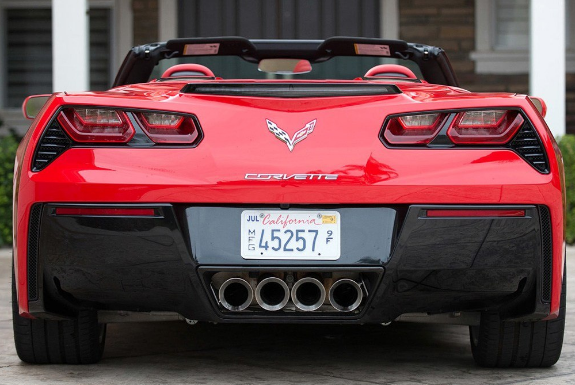 尾部的设计也很酷炫,特别是尾灯的设计,真的很好看.