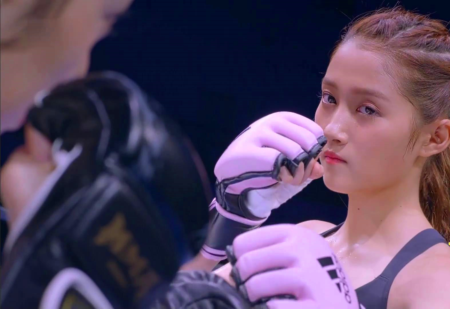 甜蜜暴击:方宇vs何小枫,方宇卫冕格斗女王,关晓彤这身材太迷人