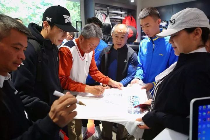 体操王子李宁:参观点赞李小双公司,陪他过46岁生日,两人很亲密