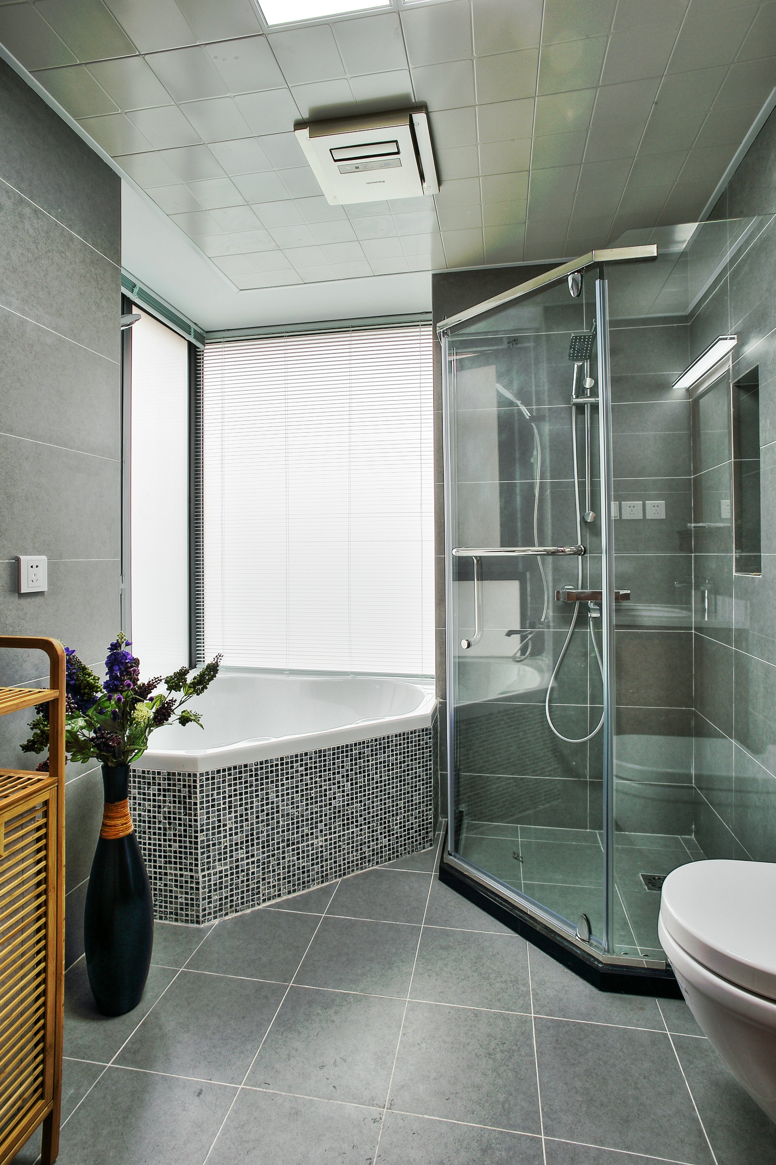 卫生间做了干湿分离区,使用起来方便.