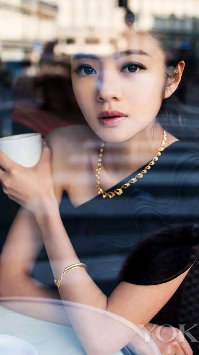 安以轩精美壁纸:笑容甜美,性感迷人!