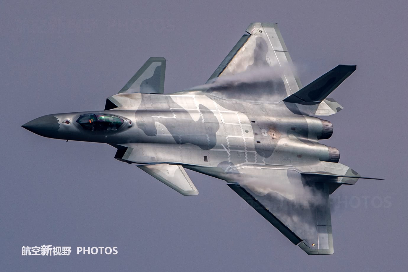 阴天与歼20战机更配 绿油油的平显 银灰色的迷彩相当科幻