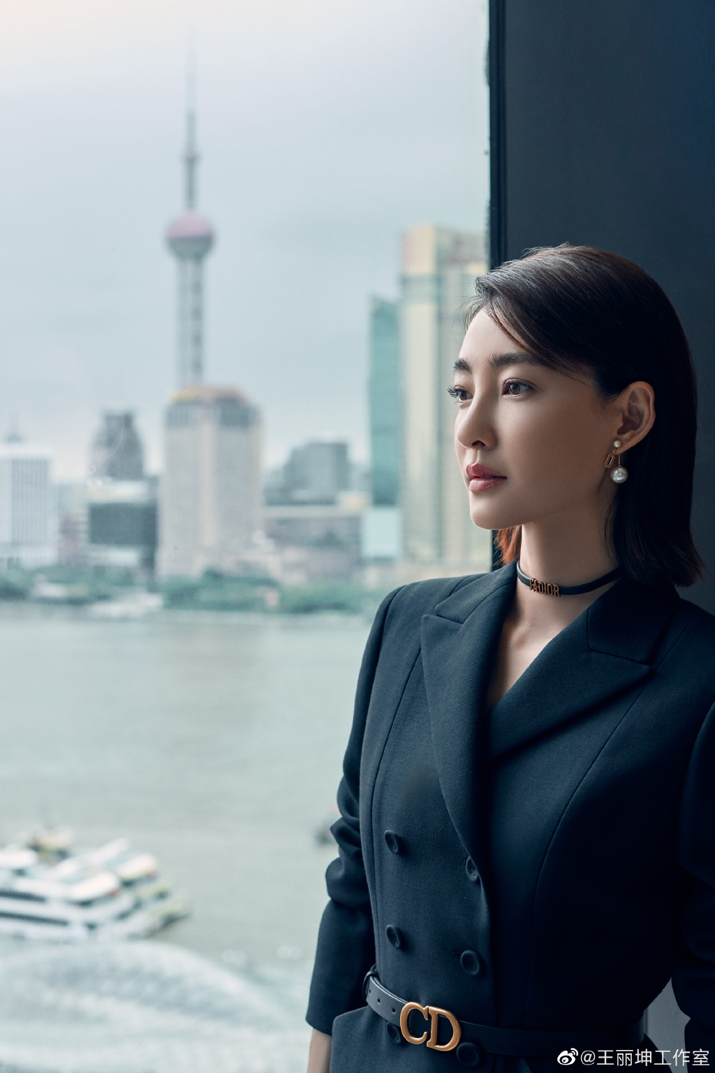 34岁王丽坤新发型气质开挂,黑色西服搭白色蛋糕裙,秒变20岁少女