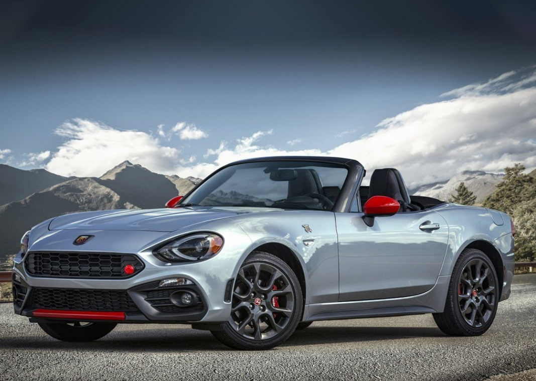 我们今天来介绍一下菲亚特124spider,这款车采用了前