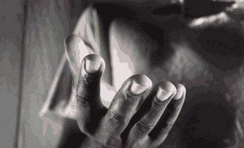 世界上最"无助"的手,紧握树干长达半个世纪,原因令人唏嘘