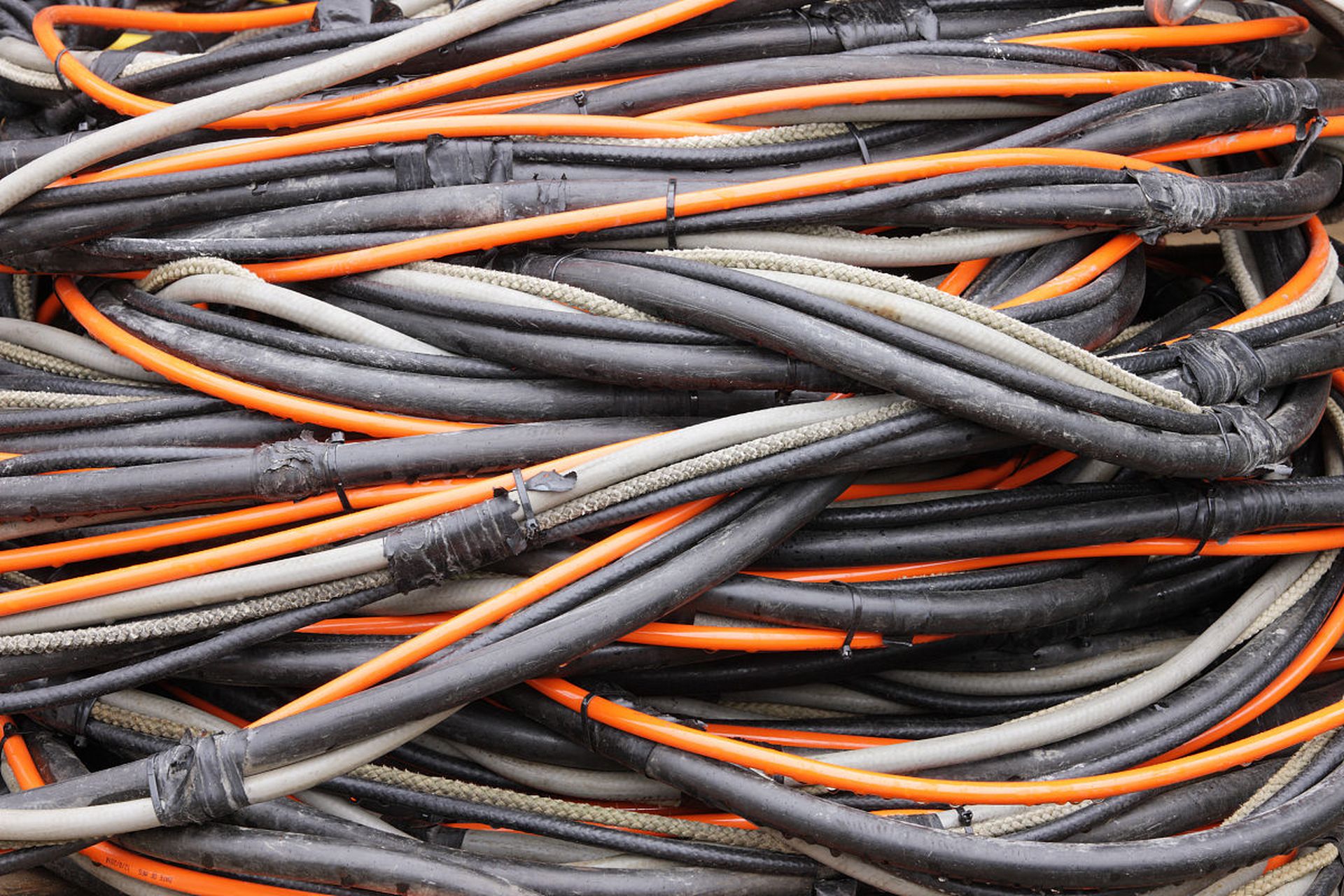 资源利用:回收废旧电缆电线可以有效利用其中的金属资源,如铜,铝等