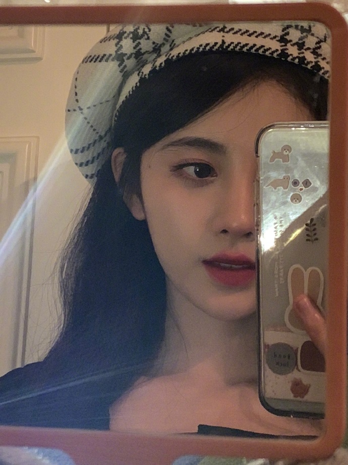 plmm突然出现!鞠婧祎戴白色格纹贝雷帽甜美优雅