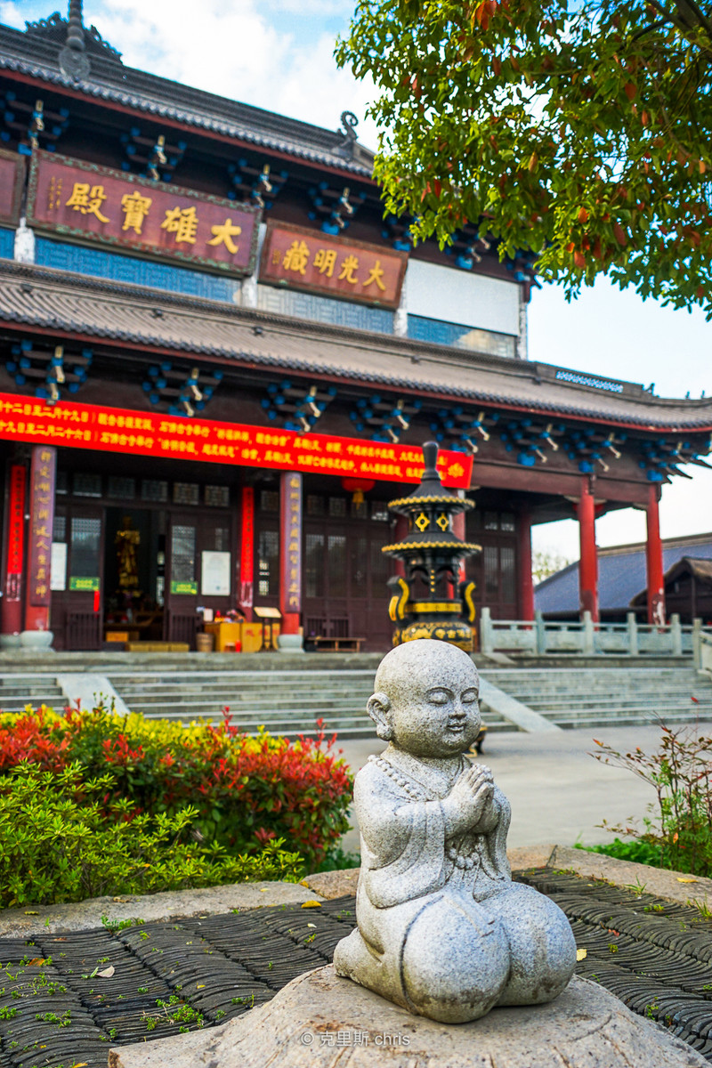 石佛寺是中国佛教建筑之一,石佛寺的布局正面中路为山门,山门内左右