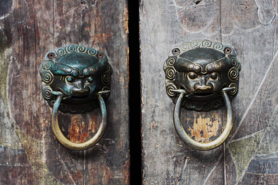 "兽面衔环辟不祥":中国传统门饰之铺首衔环