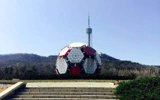 大连足球标志性建筑物(大连有足球形状的建筑吗)
