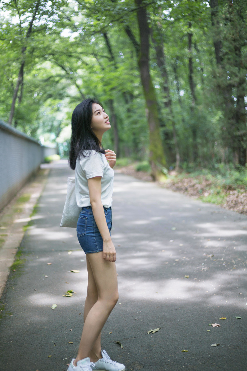 美图摄影:海洋馆俏丽的女孩 一双笔直的长腿很美!