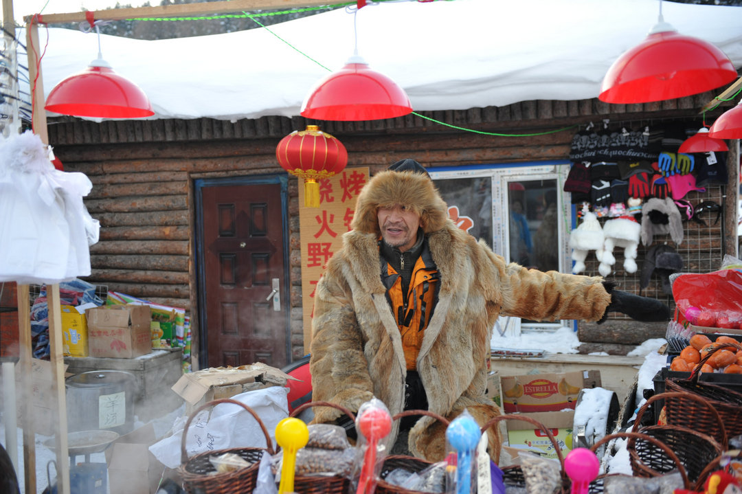 东北冰棍与水果冬天扔地上卖,价格翻倍,游客还不觉得贵!