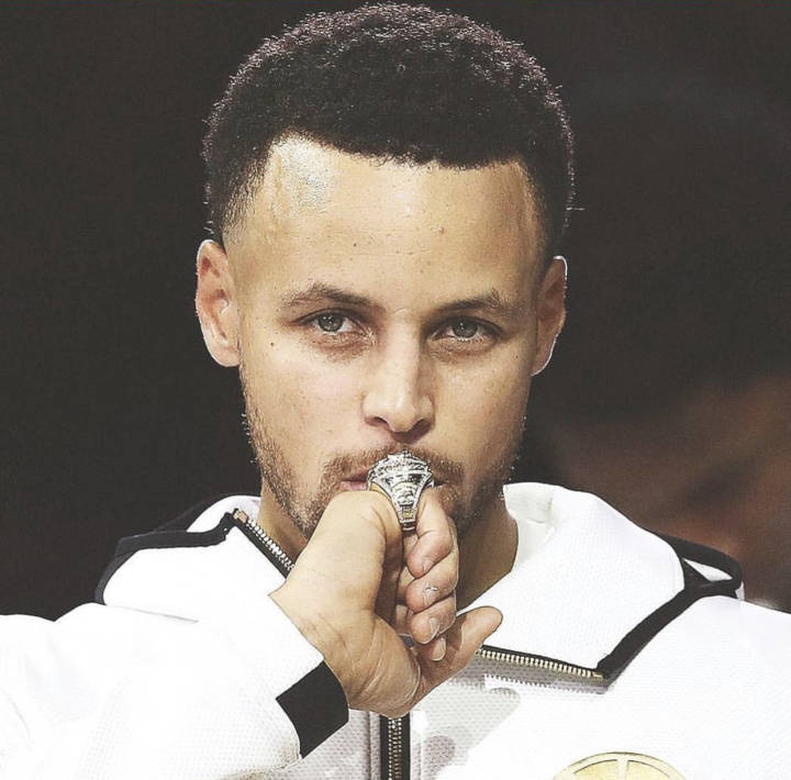 去年揭幕战以及前几个月莫西干比较帅,后来库里剪了头发胡子越留越长