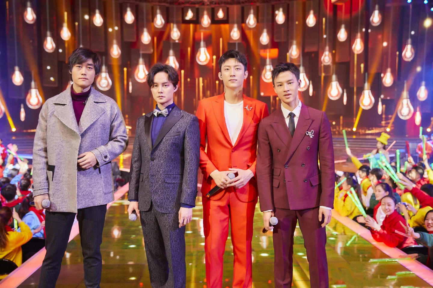 杨紫吴磊组合颜值抢镜,朱一龙李易峰登台演唱,元旦晚会看点十足