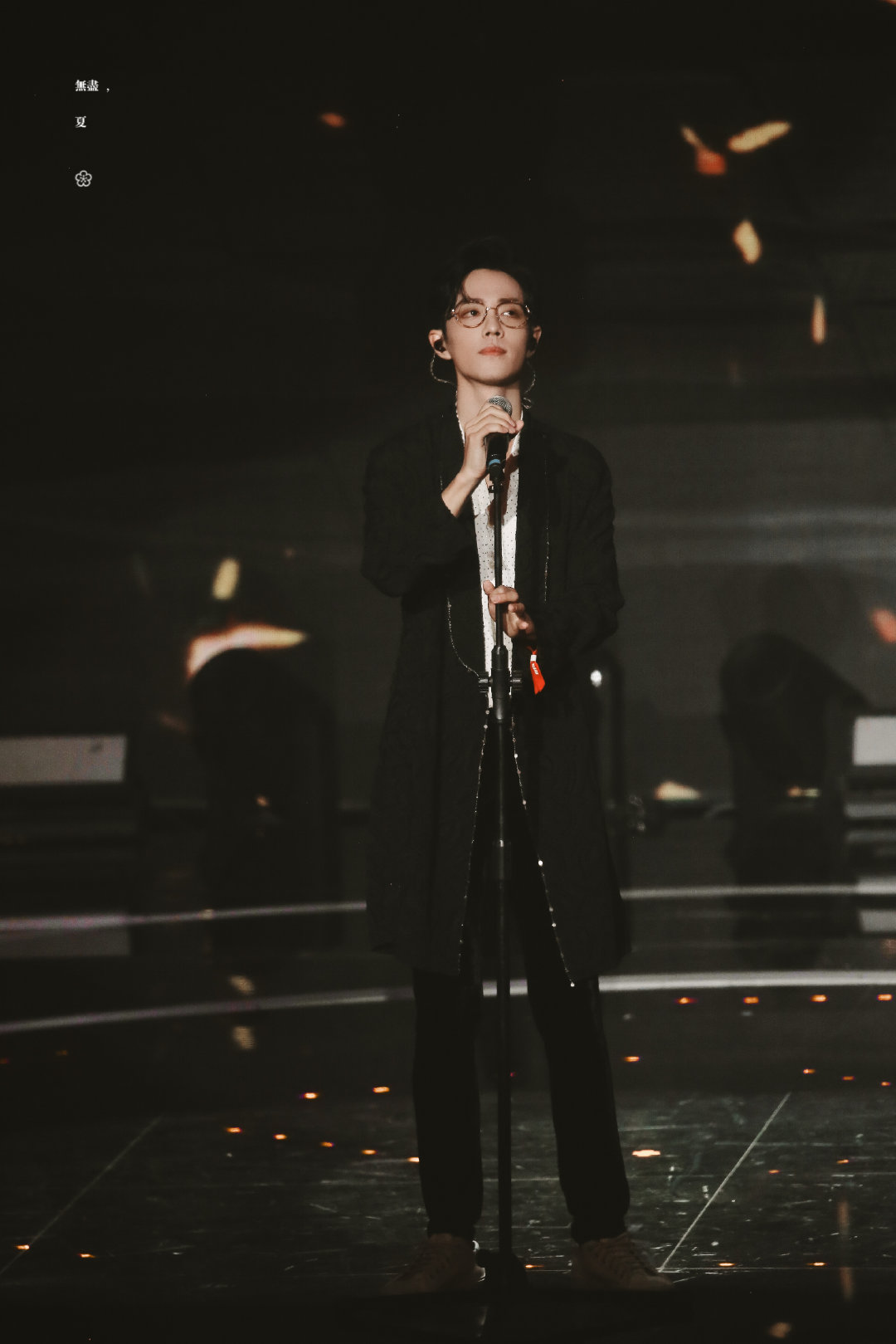 肖战芭莎慈善夜,戴眼镜的哥哥太可了!献身公益,与战同行