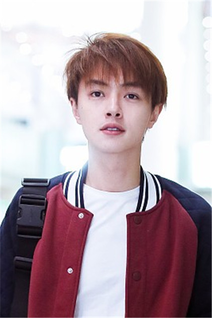 官鸿素颜亮相机场,一身休闲装低调又帅气