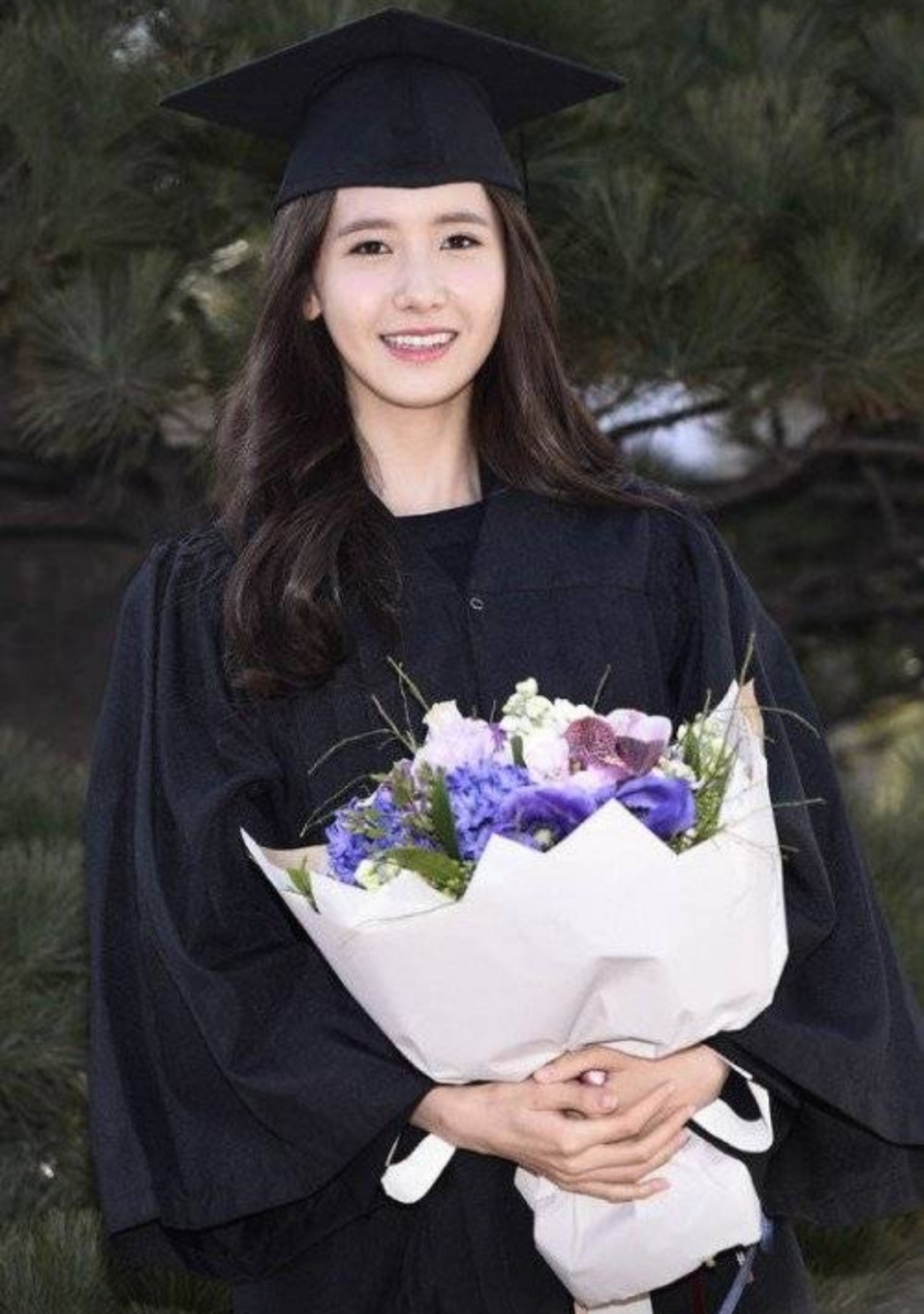 林允儿东国大学拍摄毕业照.