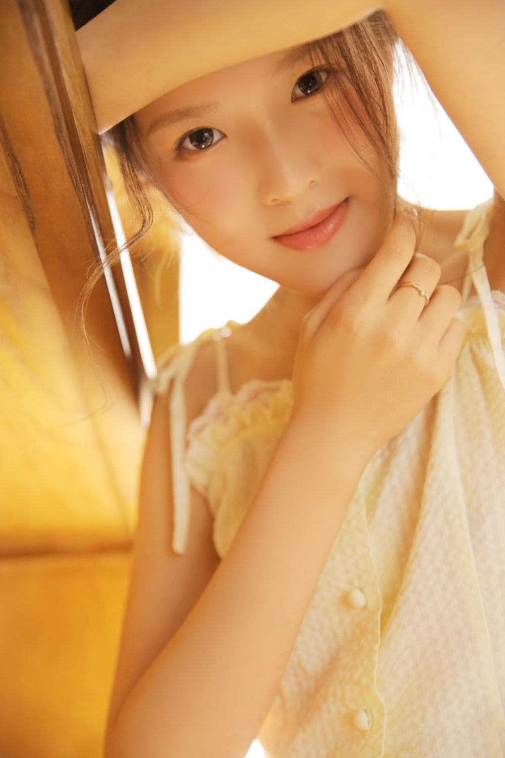 美女摄影:极品尤物美少女,黄色吊带短裤美女性感写真