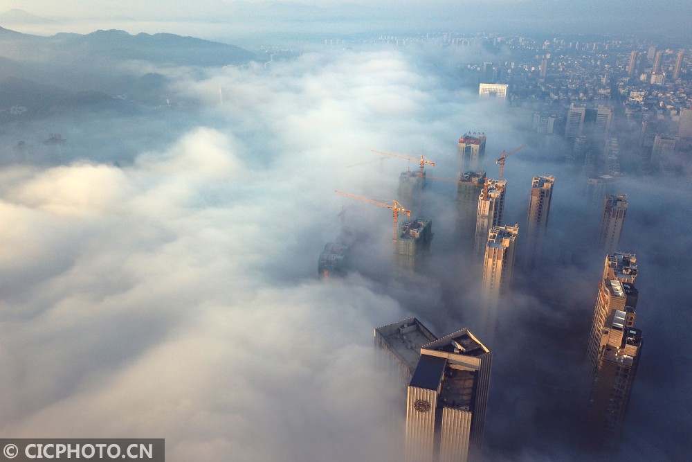 11月30日,在安徽省黄山市屯溪区上空用无人机拍摄的平流雾美景.