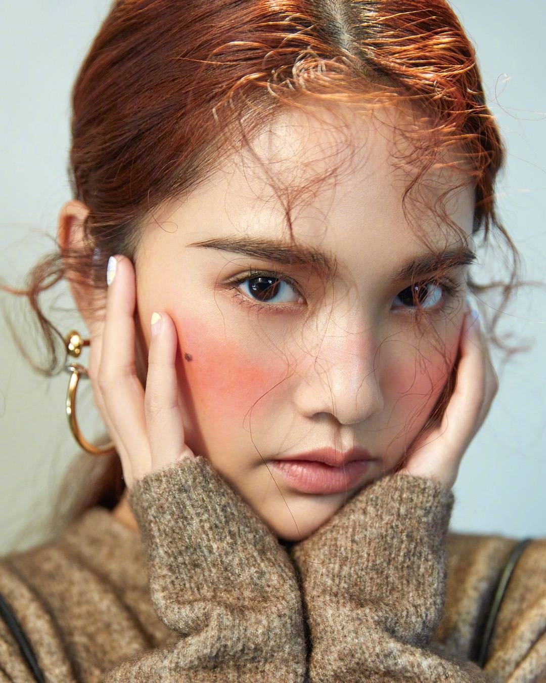 搭配上甜美复古的妆容,做个时髦又精致的女人.