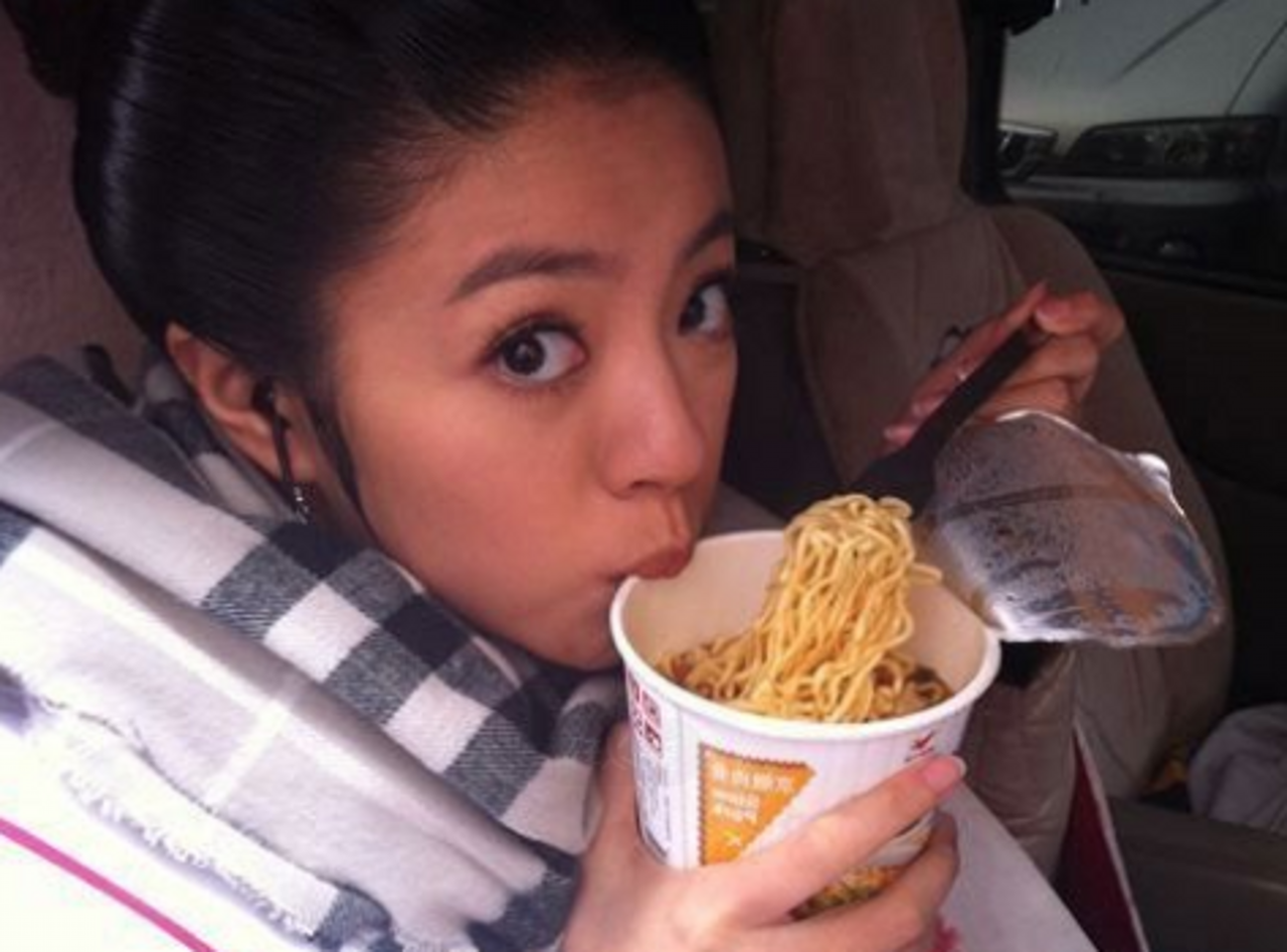 明星们是怎么吃泡面的?岳云鹏太掉价了,最后这一位太吓人了!