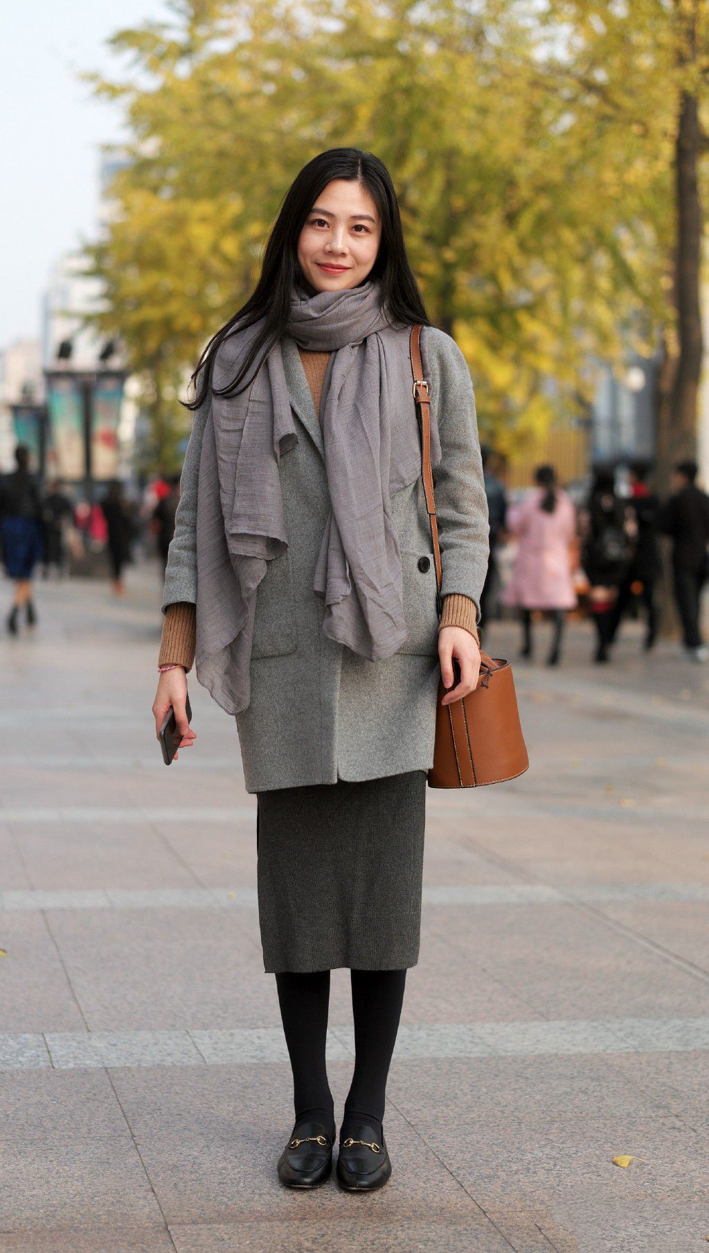 街拍:小姐姐身上这款呢子大衣好长呀,配上这个发型,感觉人特别显高有