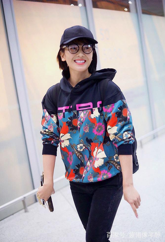 刘涛鸭舌帽 紧身裤,休闲时尚少女感满满.网友:少女涛