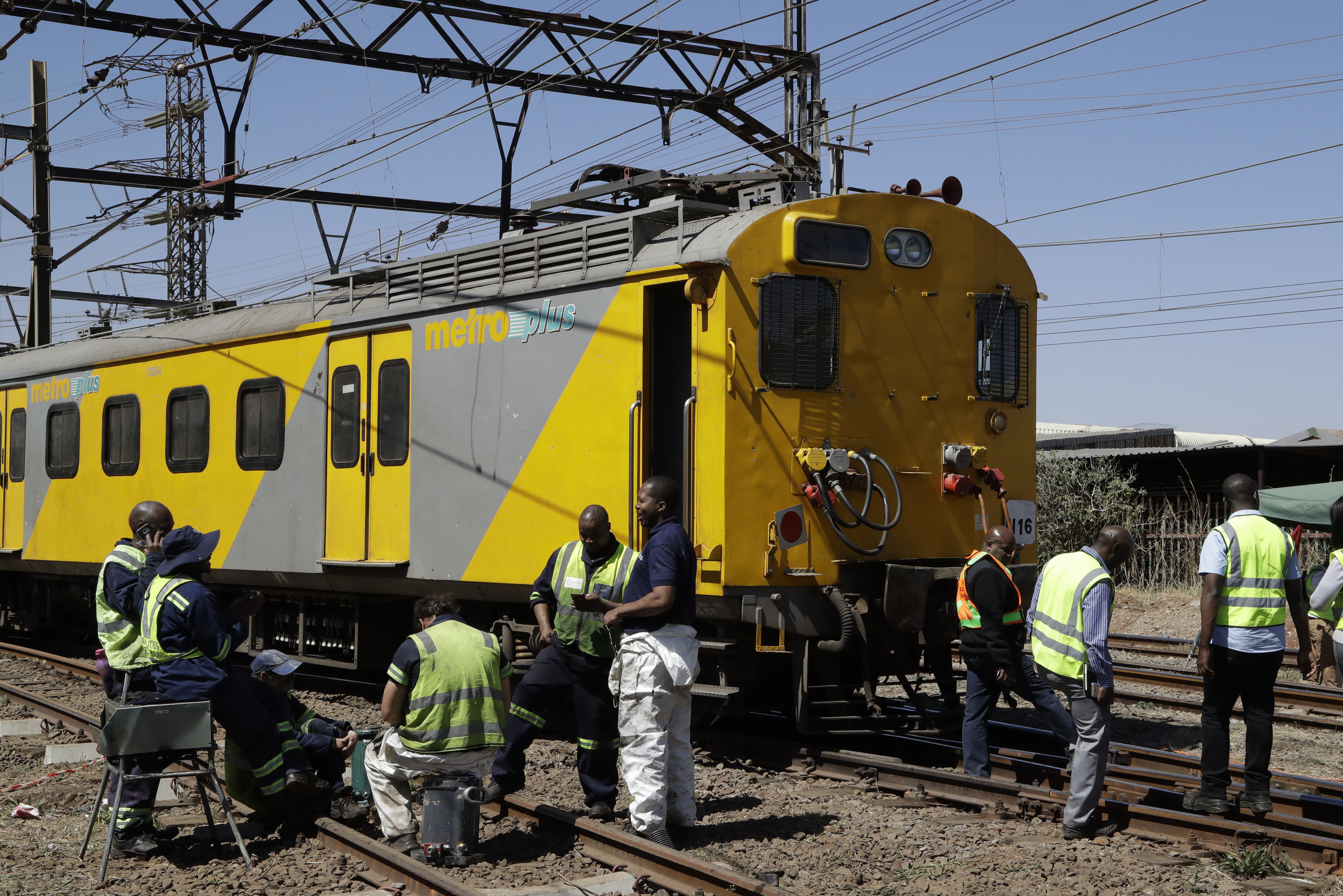 南非两列火车相撞 约百人受伤(5)