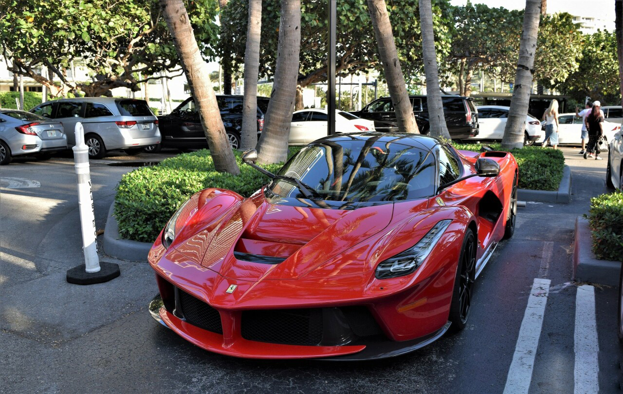 红色法拉利laferrari,停在车位上很显眼