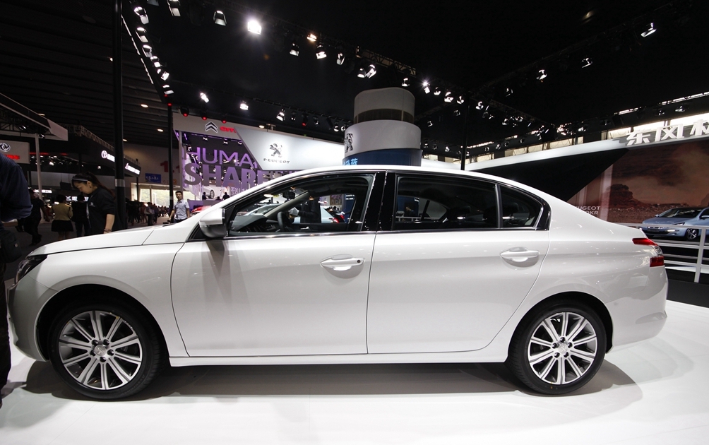 品鉴一款东风标致408,拥有惹人注目的外观,设计也很出色