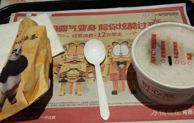 吃肯德基时,餐盘上的垫纸是干什么的?原来这么多年都错了