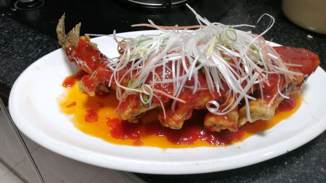 大厨教你“糖醋脆皮鱼”的家庭做法,酸甜可口,你学会了吗?