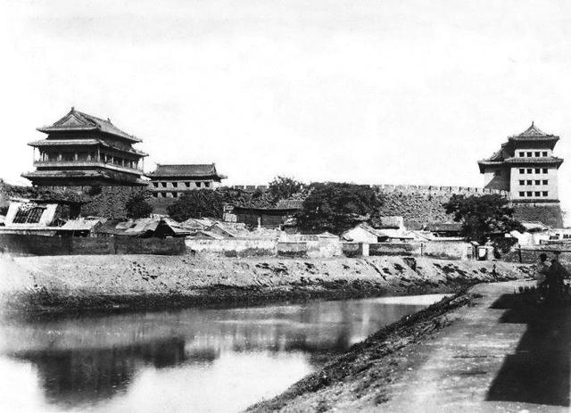 罕见老照片,1969年之前,未拆除的老北京"东直门"城楼