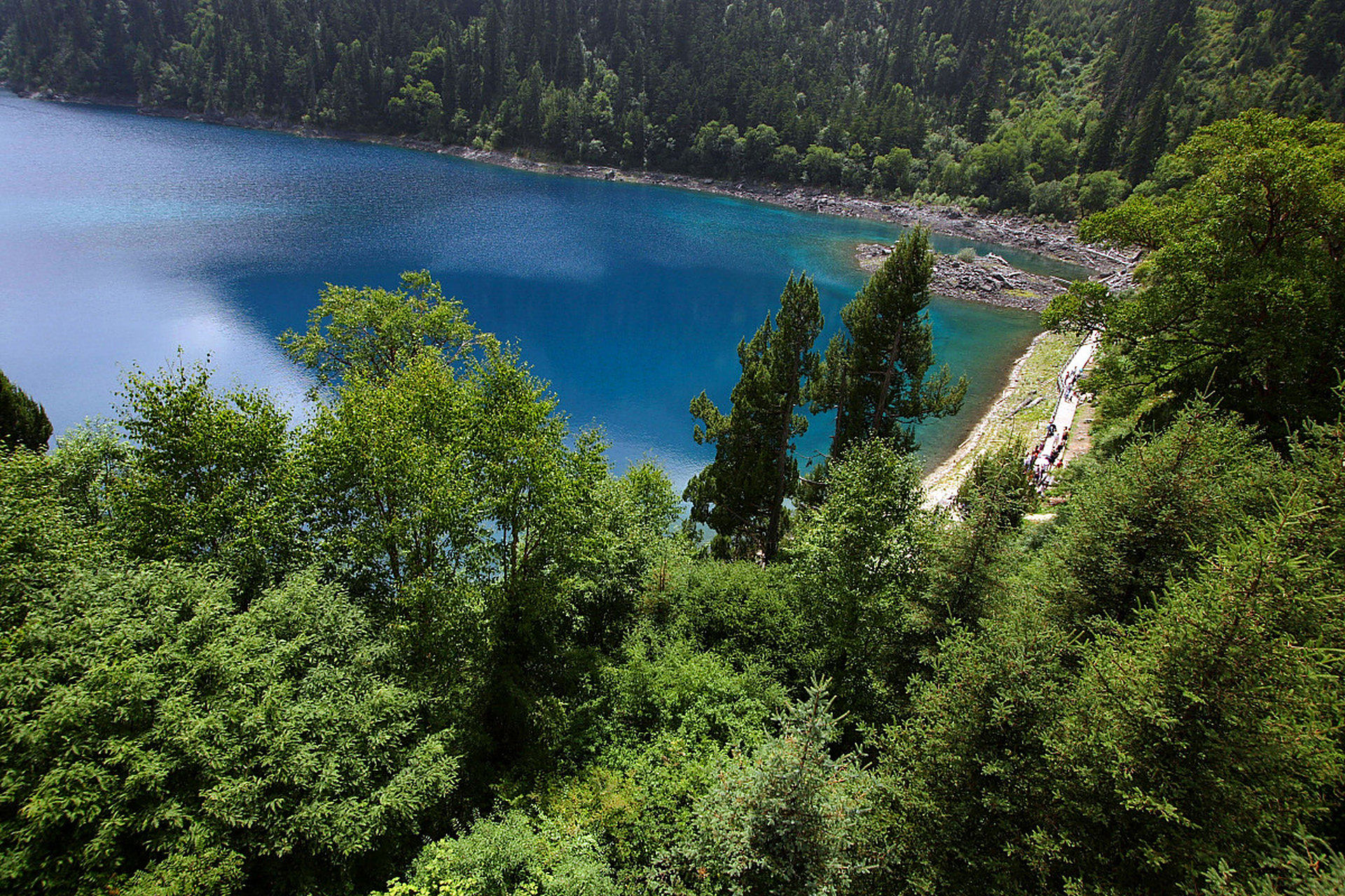 大家好,今天我要带大家了解一下九寨沟长海这个神秘而又美丽的景点.