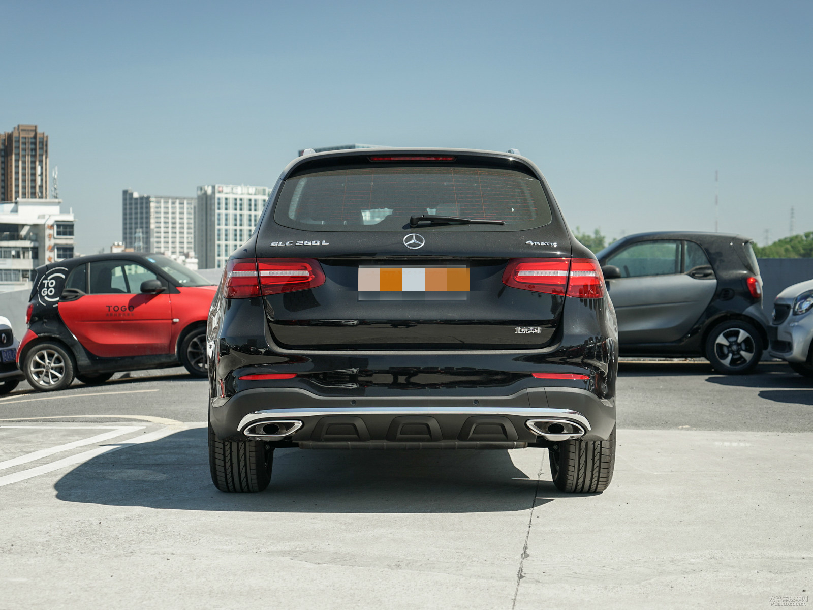 领你欣赏奔驰glc的霸气外观 尾部的外观特别明显,一眼就能看出来是