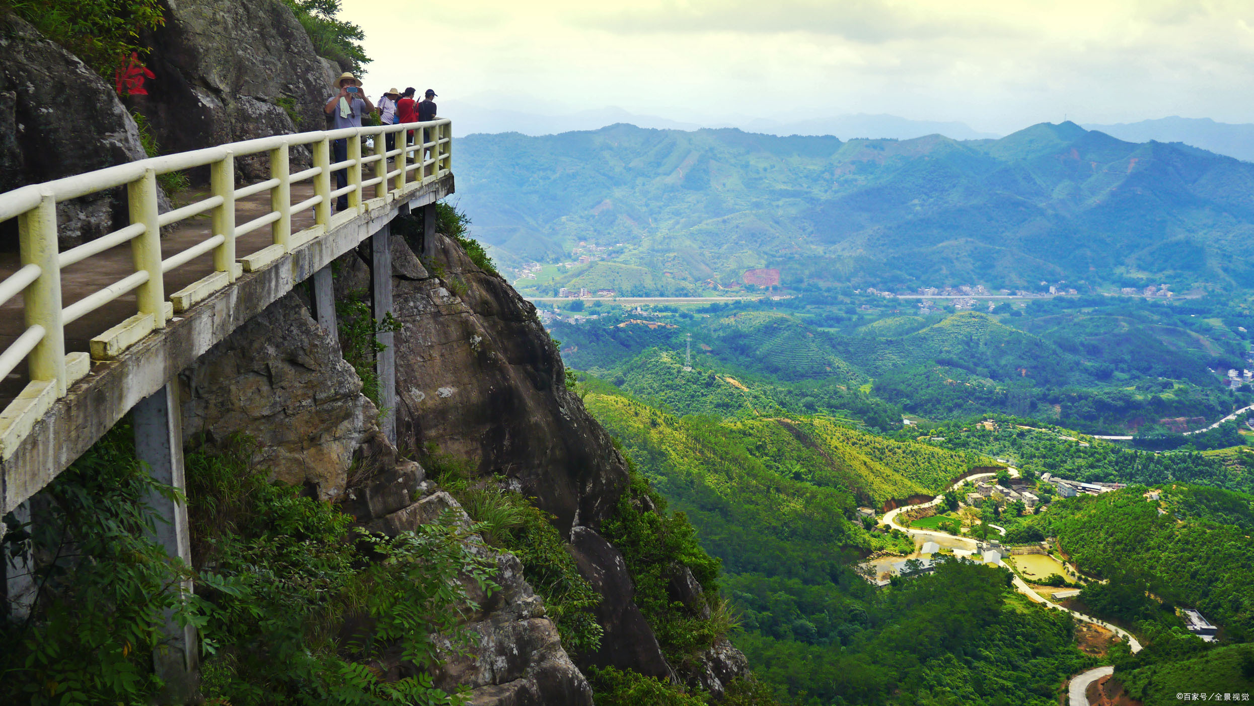 "张贴对联,伪造入住假象"信宜丁堡镇一处违法建筑被强制拆除!