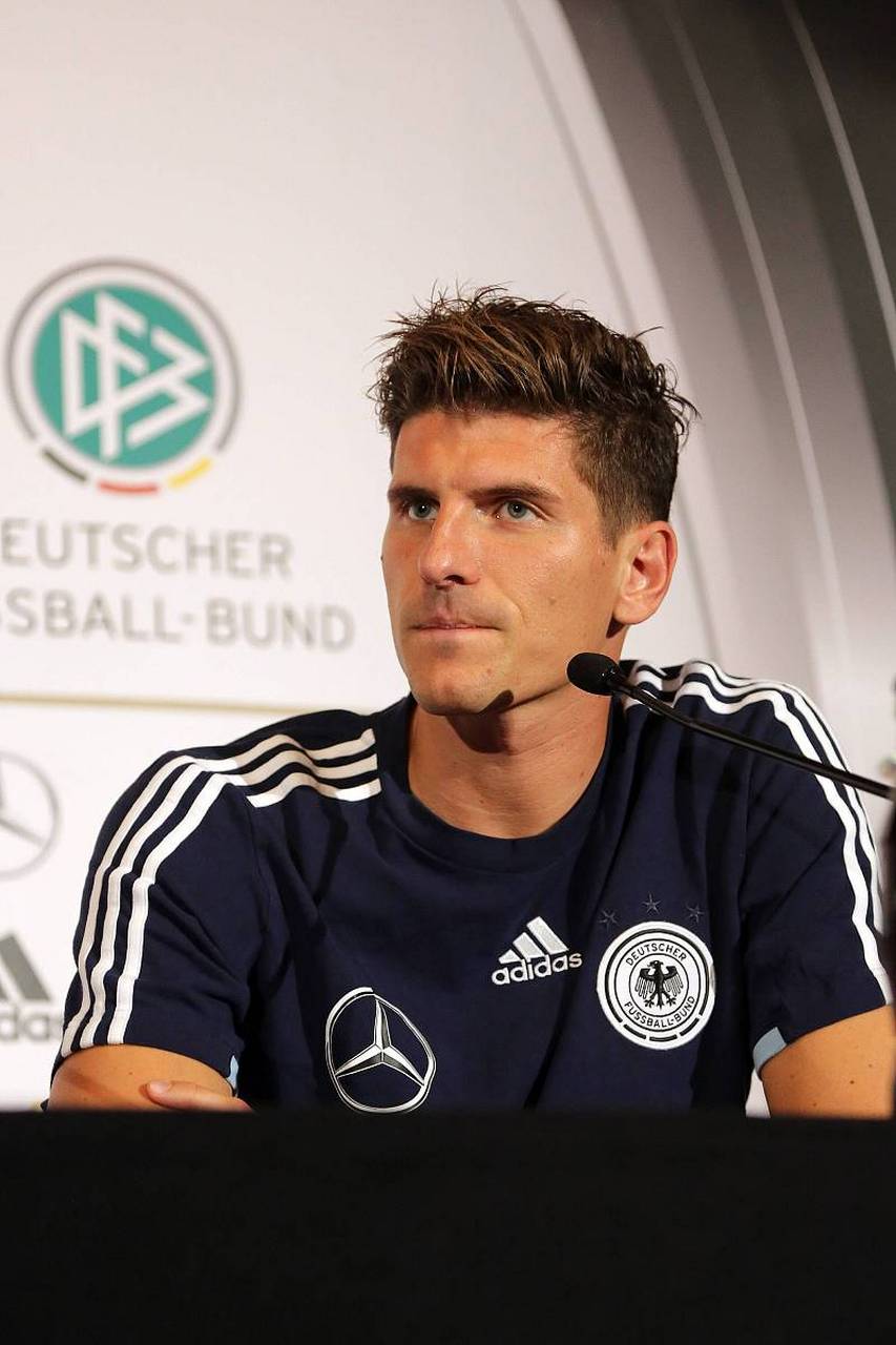 迪巴拉将巴西圣像p上阿根廷球衣#   近日,阿根廷球星迪巴拉在山交