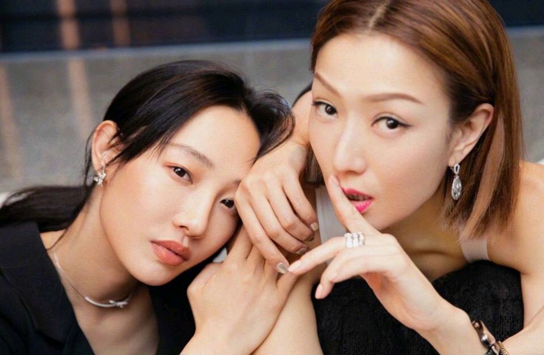 白百何郑秀文两位女神同框卖萌,有点皮哦