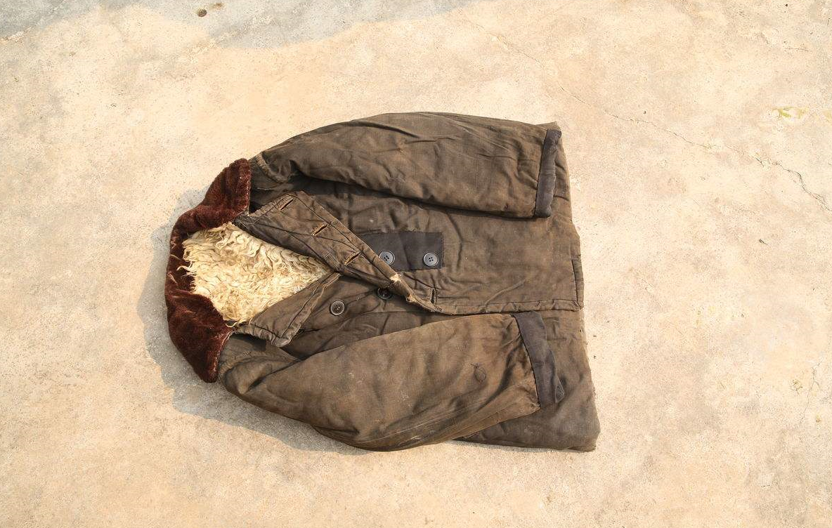 母亲临终前赠儿子一件棉服,富儿嫌脏丢掉,穷女捡来却得巨款