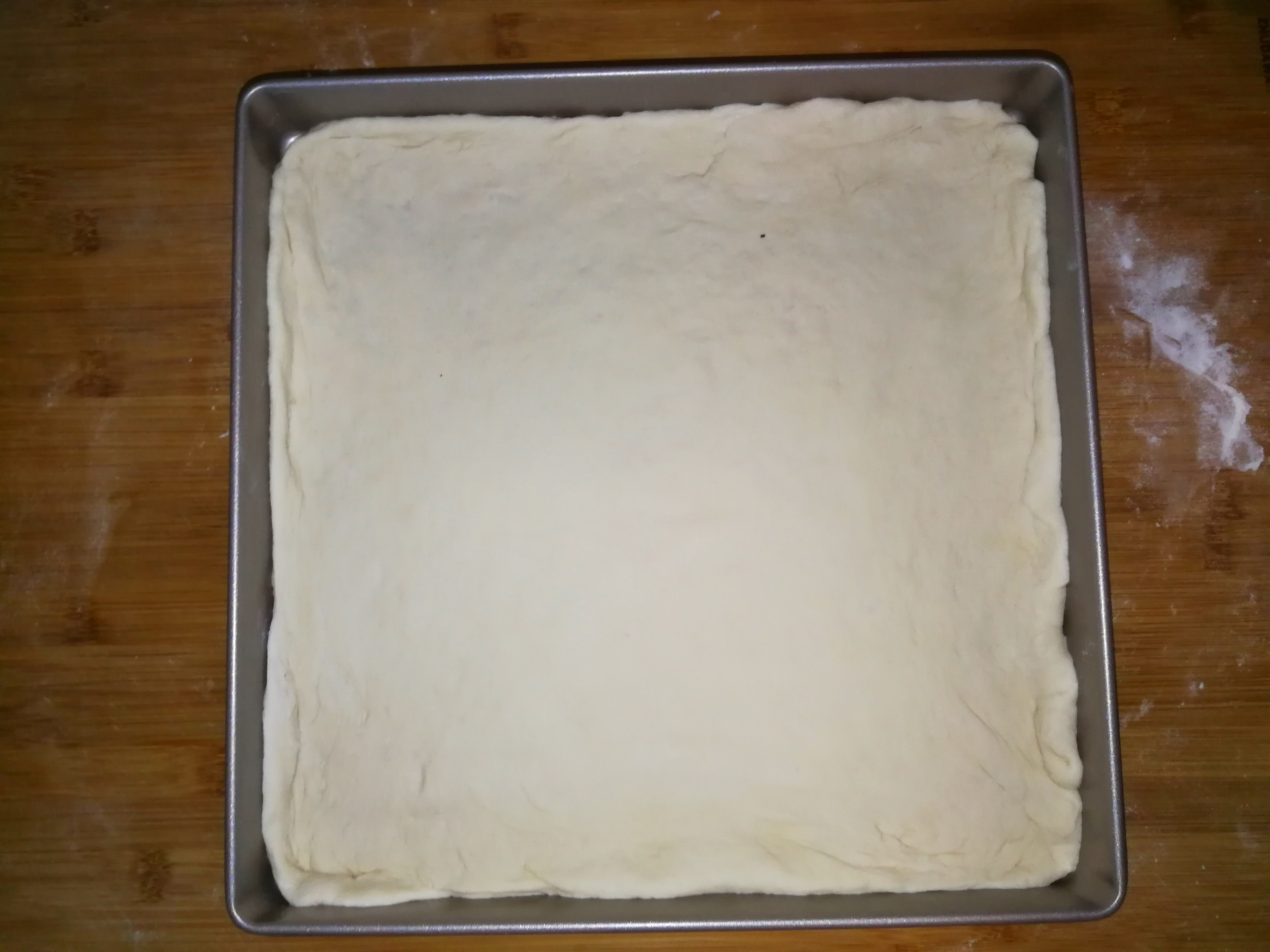 发酵好的面团,擀成圆形或者正方形,我今天做的比较大,整个铺满28*28的