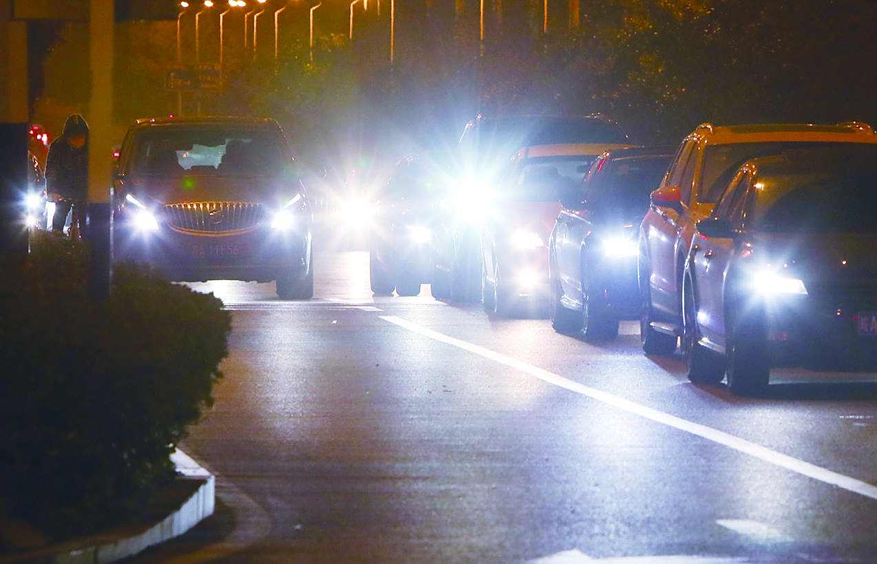 远光灯会对对面行驶车辆的车主起到刺激眼睛的作用,很容易使车主形成