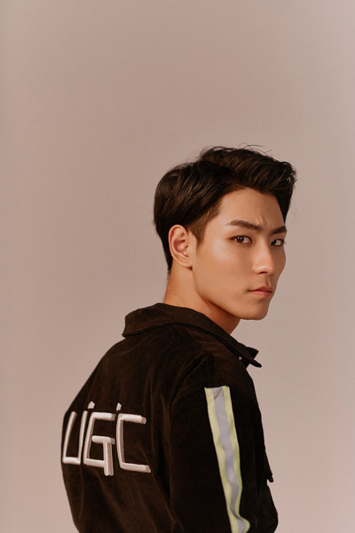 李承霖时尚写真,帅气迷人,尽显型男魅力